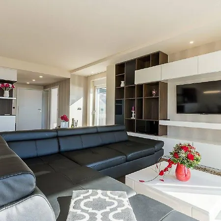 Bezauberndes Mit Pool, Meerblick, Garage, Waschmaschine Apartament